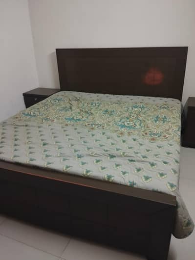 Double Bed Spring Matrice Side Table in good condition