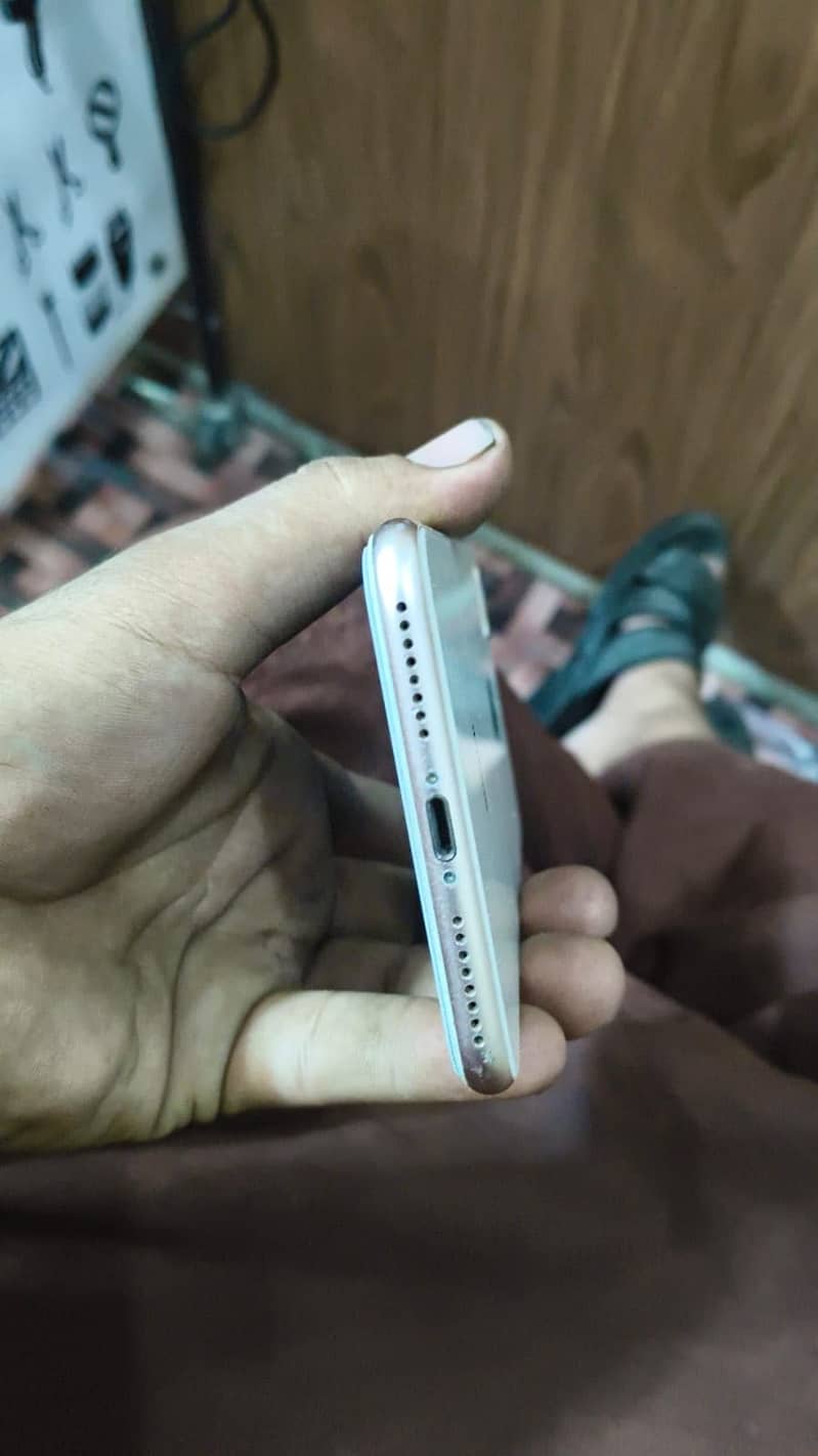 Apple iPhone 8 Plus 4