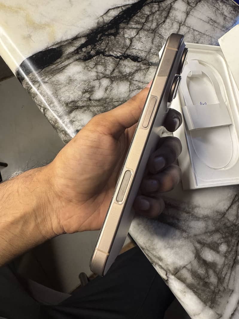 Apple iPhone 16 Pro 3