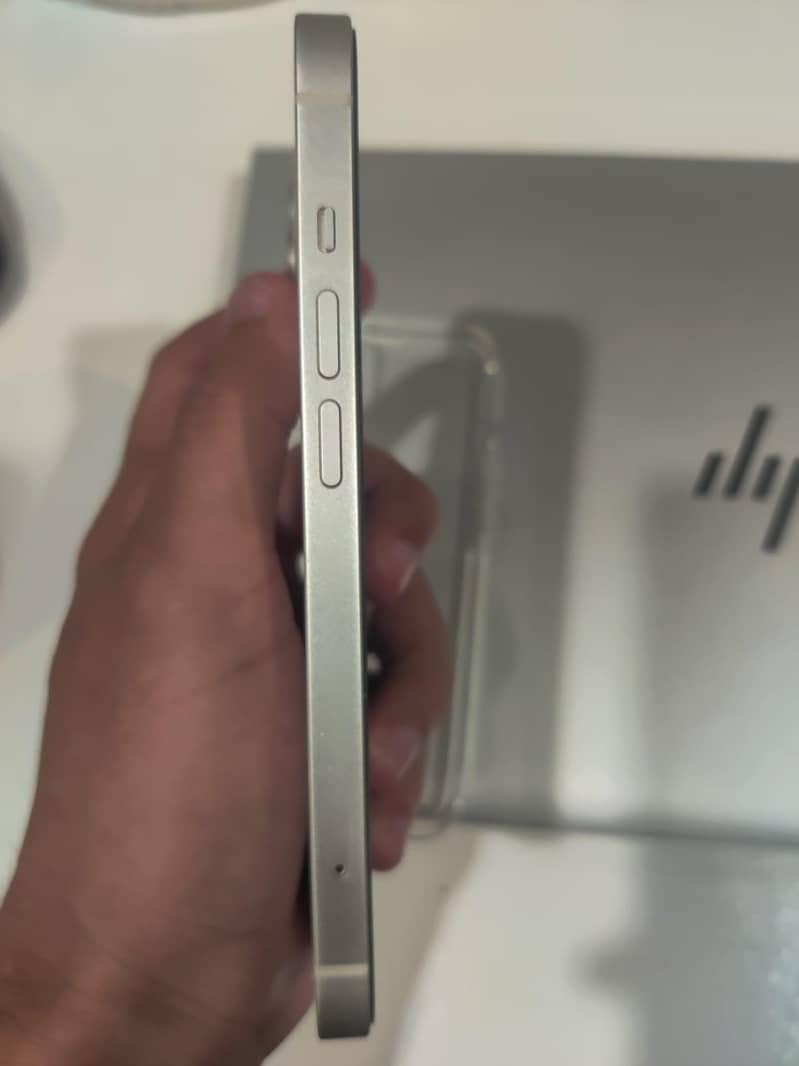 Apple iPhone 13 8