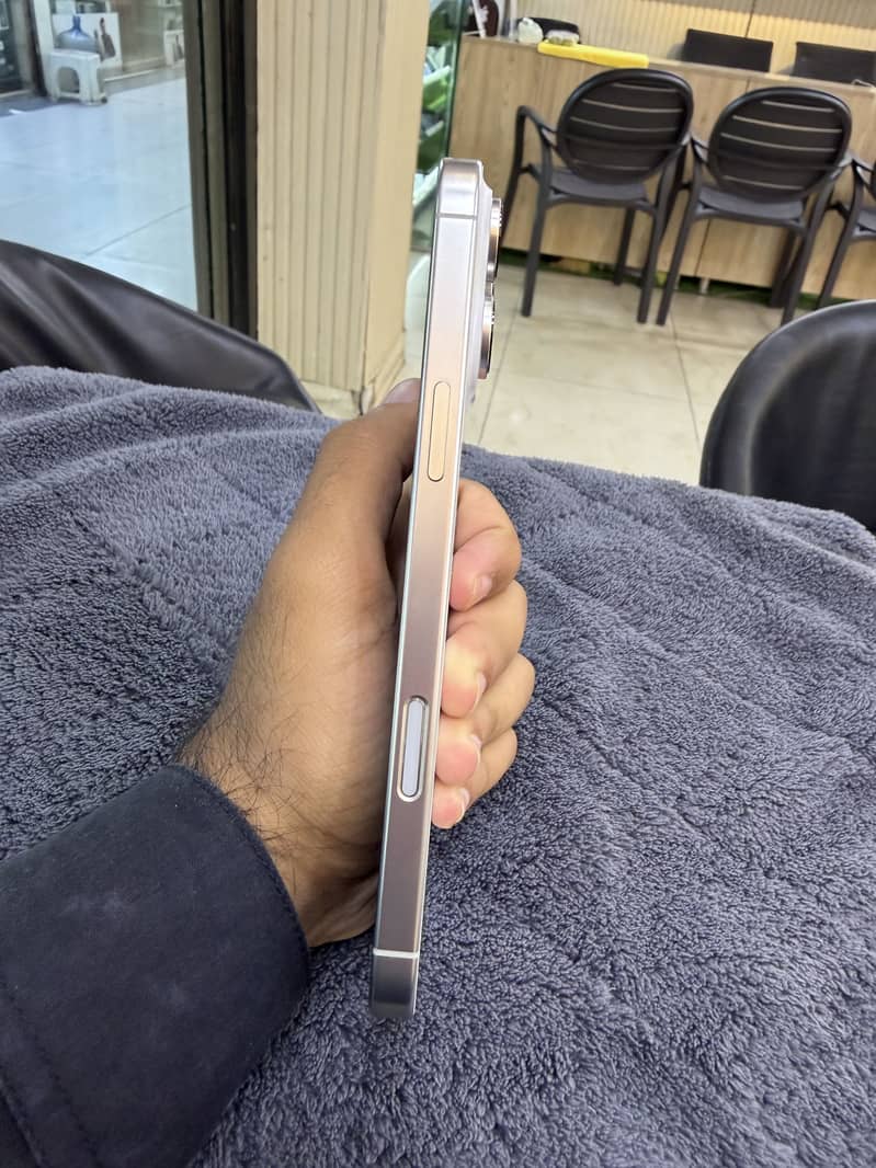 Apple iPhone 16 Pro Max 2