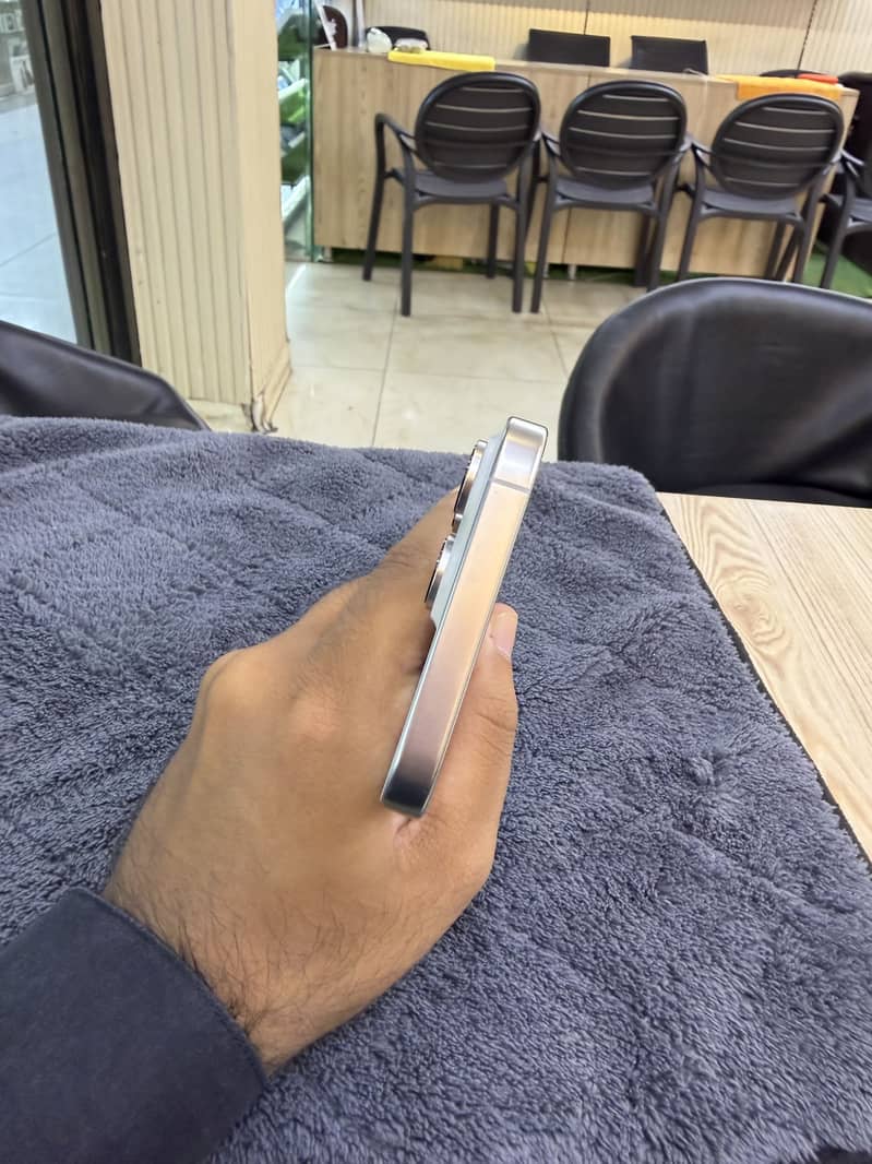 Apple iPhone 16 Pro Max 3