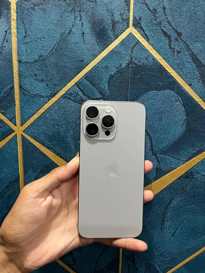 Apple iPhone 15 Pro Max 4