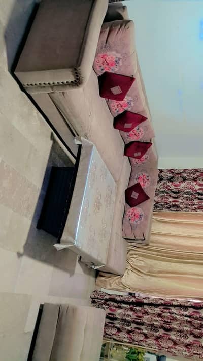 sofa with table n seaty