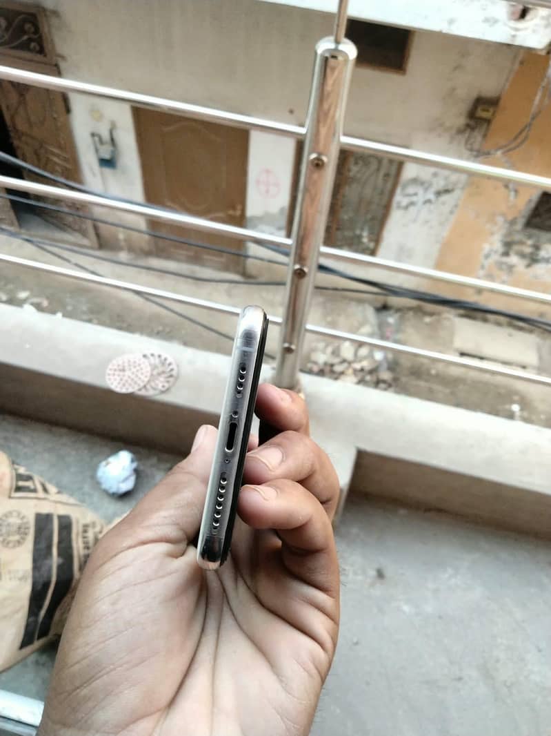 Apple iPhone XS Max 3