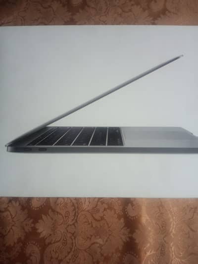 apple Mac book pro 13 inc