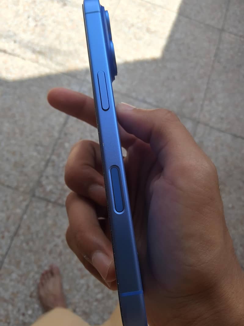 Apple iPhone 16 2