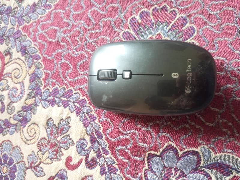 Logitech M557 Bluetooth Mouse 0