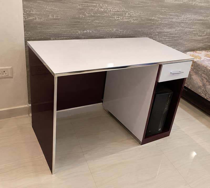 Premium Computer/ study table in glossy finish 0
