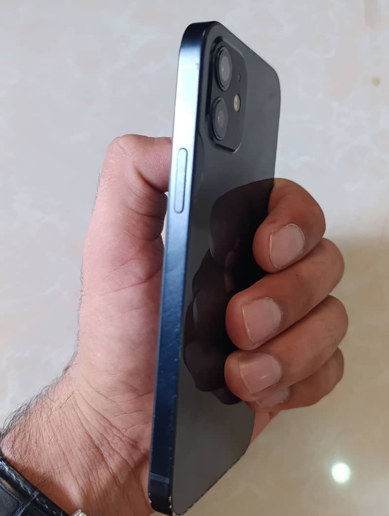 Apple iPhone 12 4