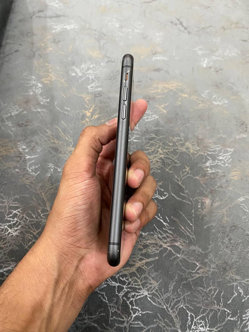 iPhone 11 4