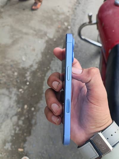 Apple iPhone 16