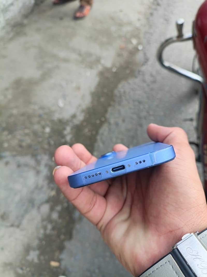 Apple iPhone 16 4