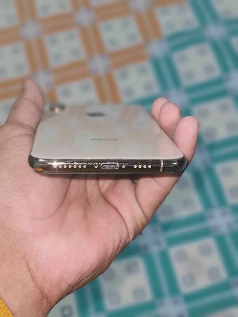 Apple iPhone XS Max 4