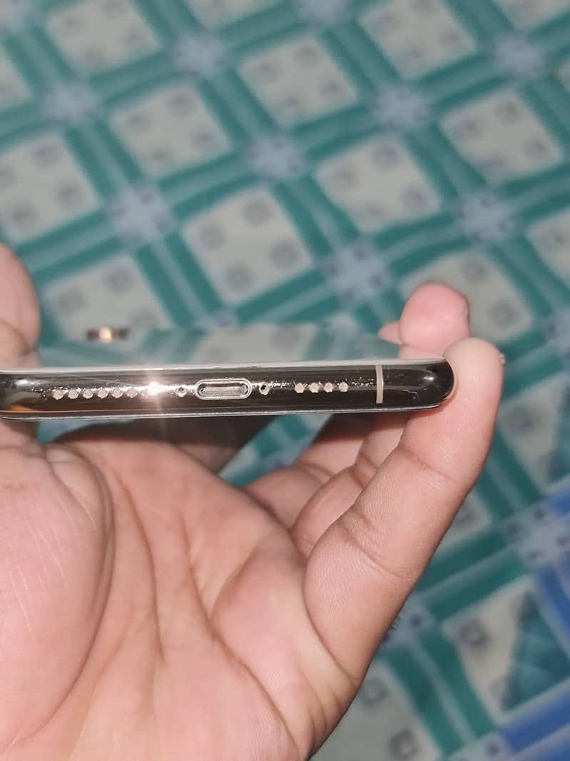 Apple iPhone XS Max 9