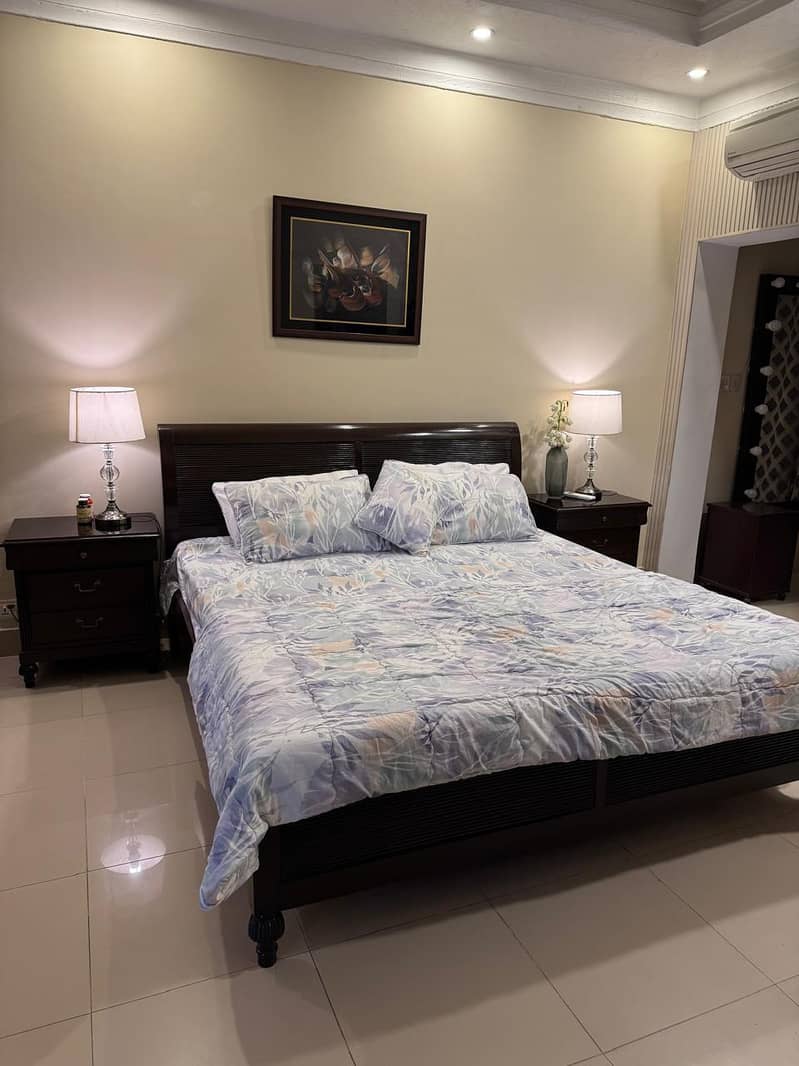 King size bed 0