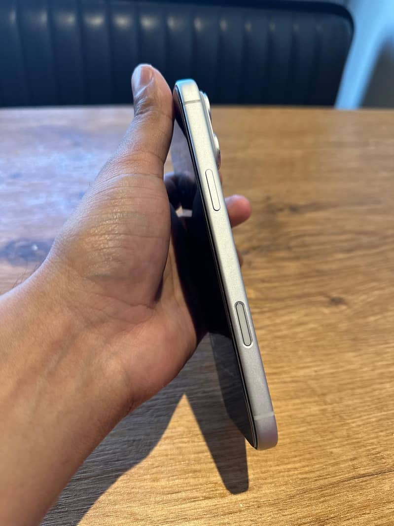 Apple iPhone 17 Pro Max 6