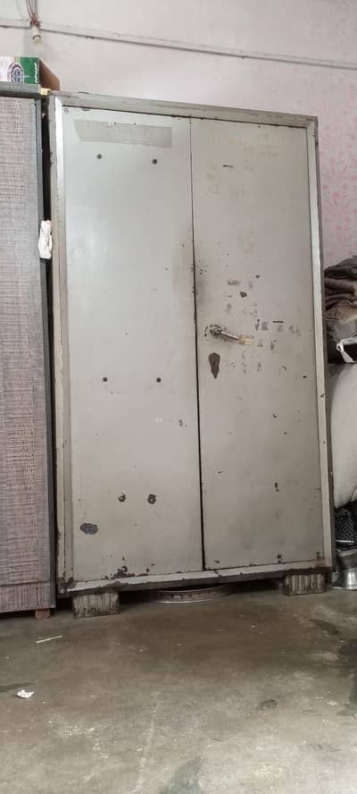 iron Almari full heavy he urgent sale