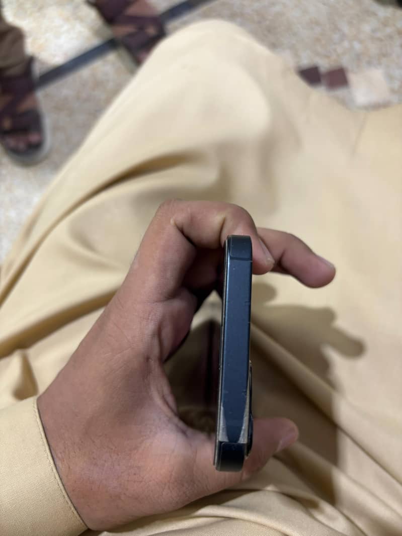 Apple iPhone 13 4