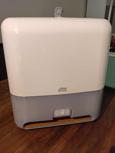 TORK MATIC HAND TOWEL DISPENSER - AUTOMATIC WITH INTITUATION SENSOR