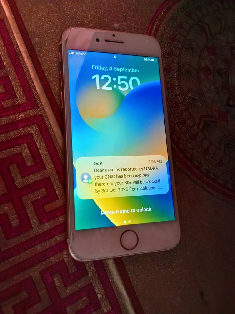 iPhone 8 sim working 10/10 condition 0