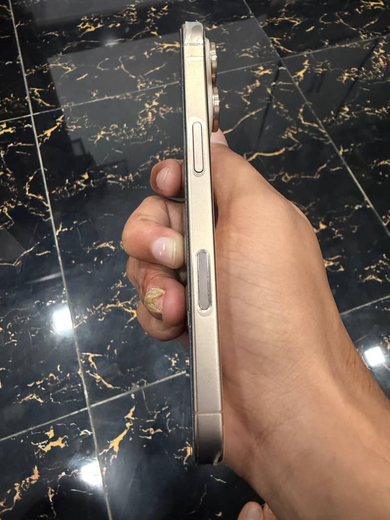 Apple iPhone 16 Pro 3