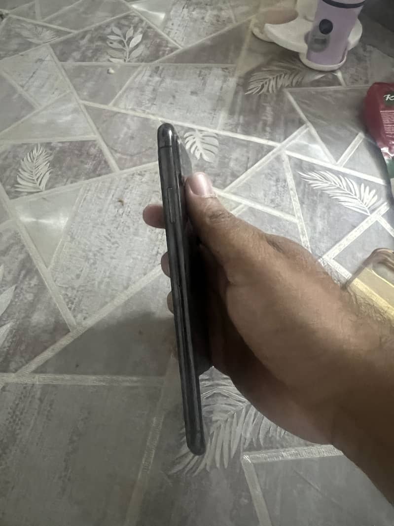 Apple iPhone XS Max 4