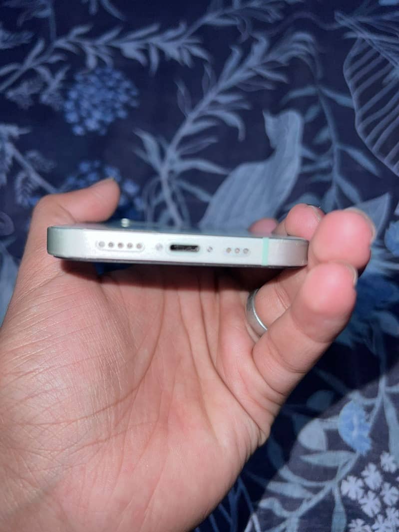 Apple iPhone 12 4