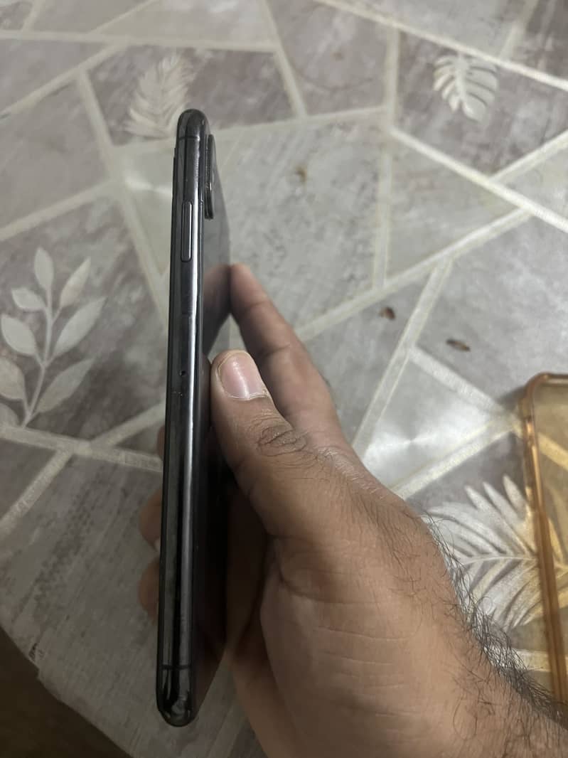 Apple iPhone XS Max 7