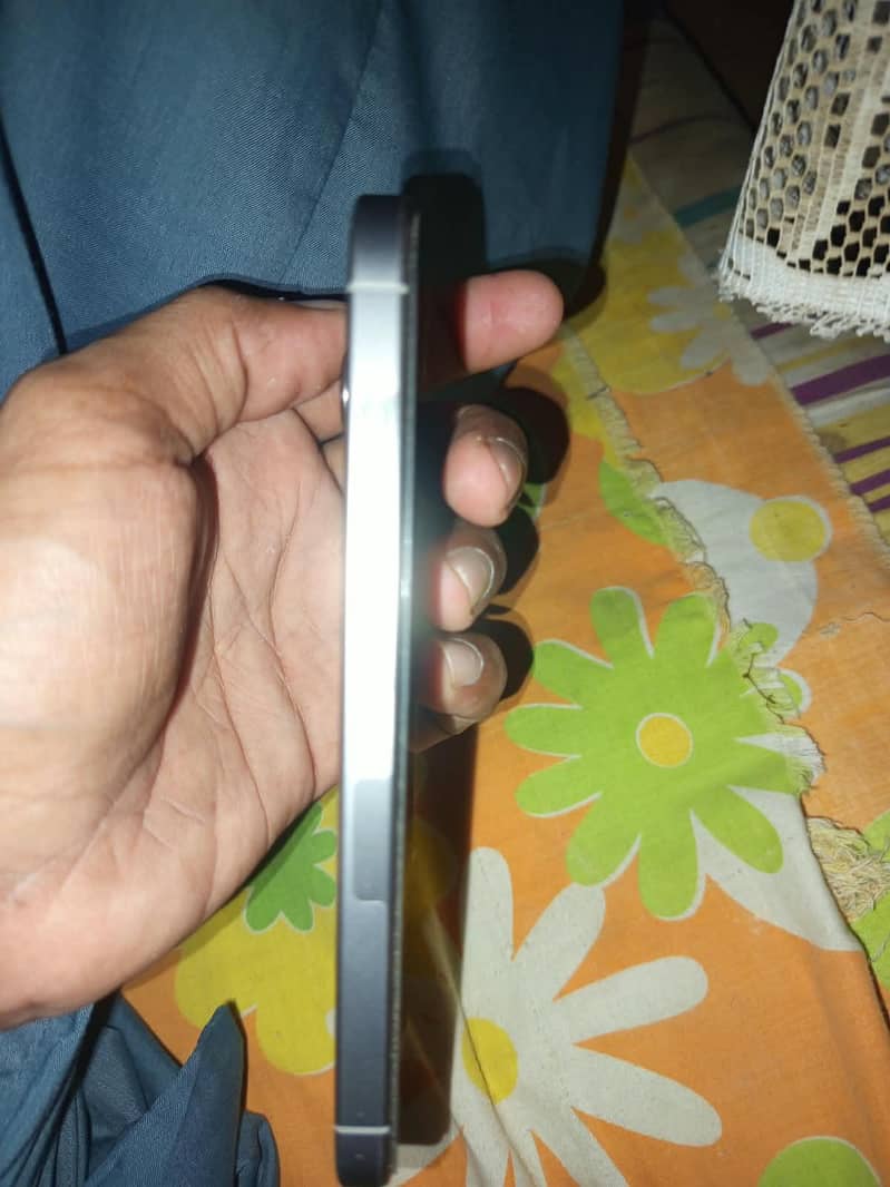 Apple iPhone 16 Pro 4