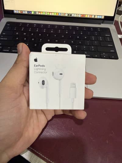 Apple EarPods with Lightning Connector – Original