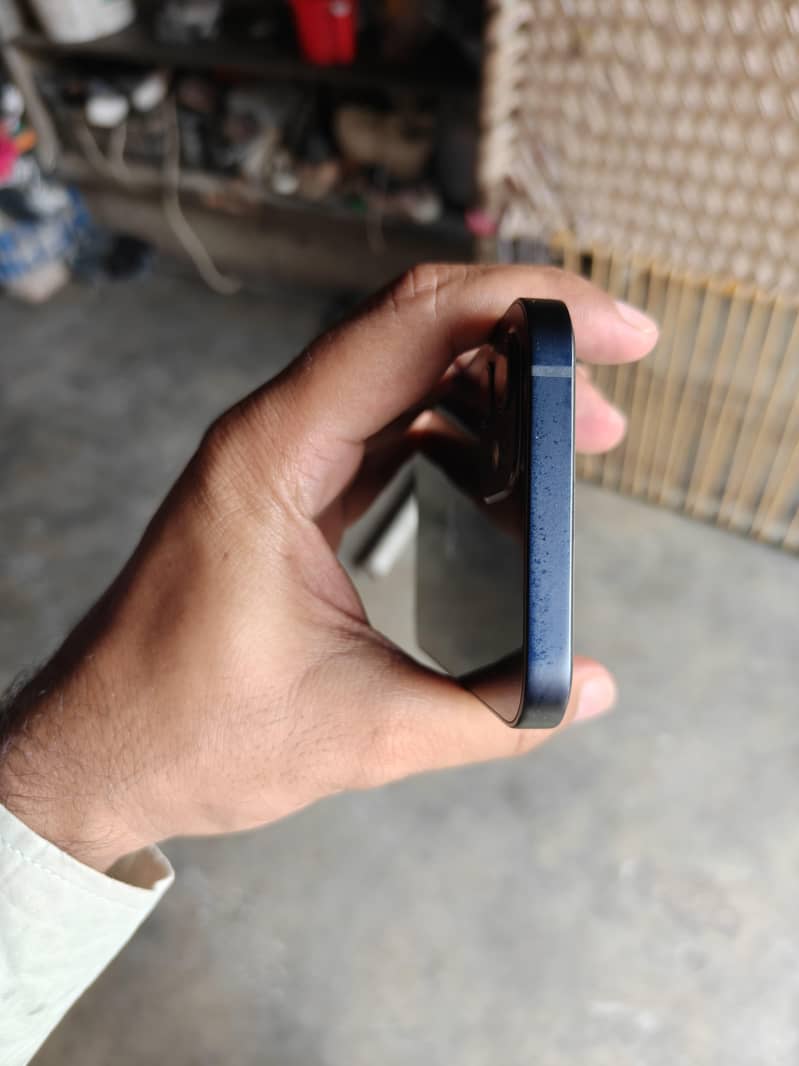Apple iPhone 12 4