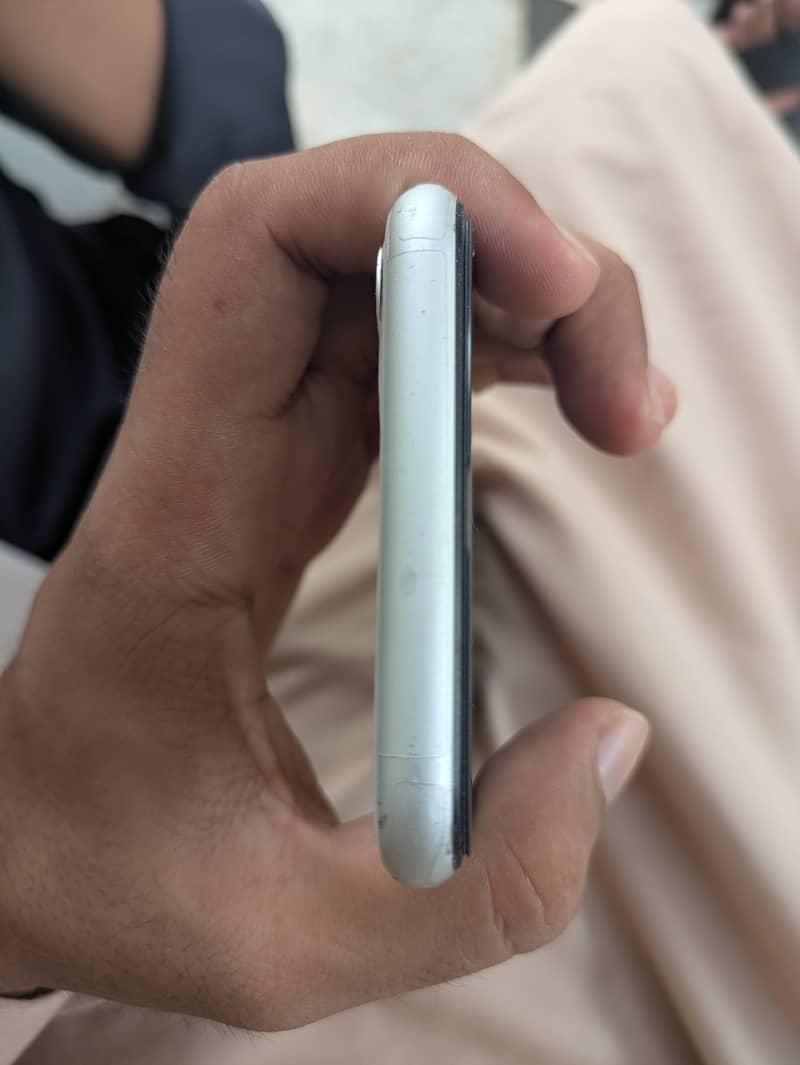 Apple iPhone 11 4