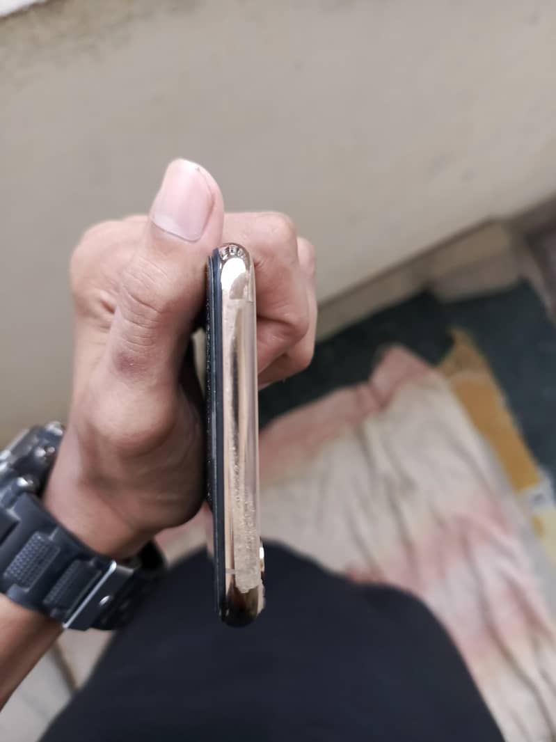 Apple iPhone XS Max 4