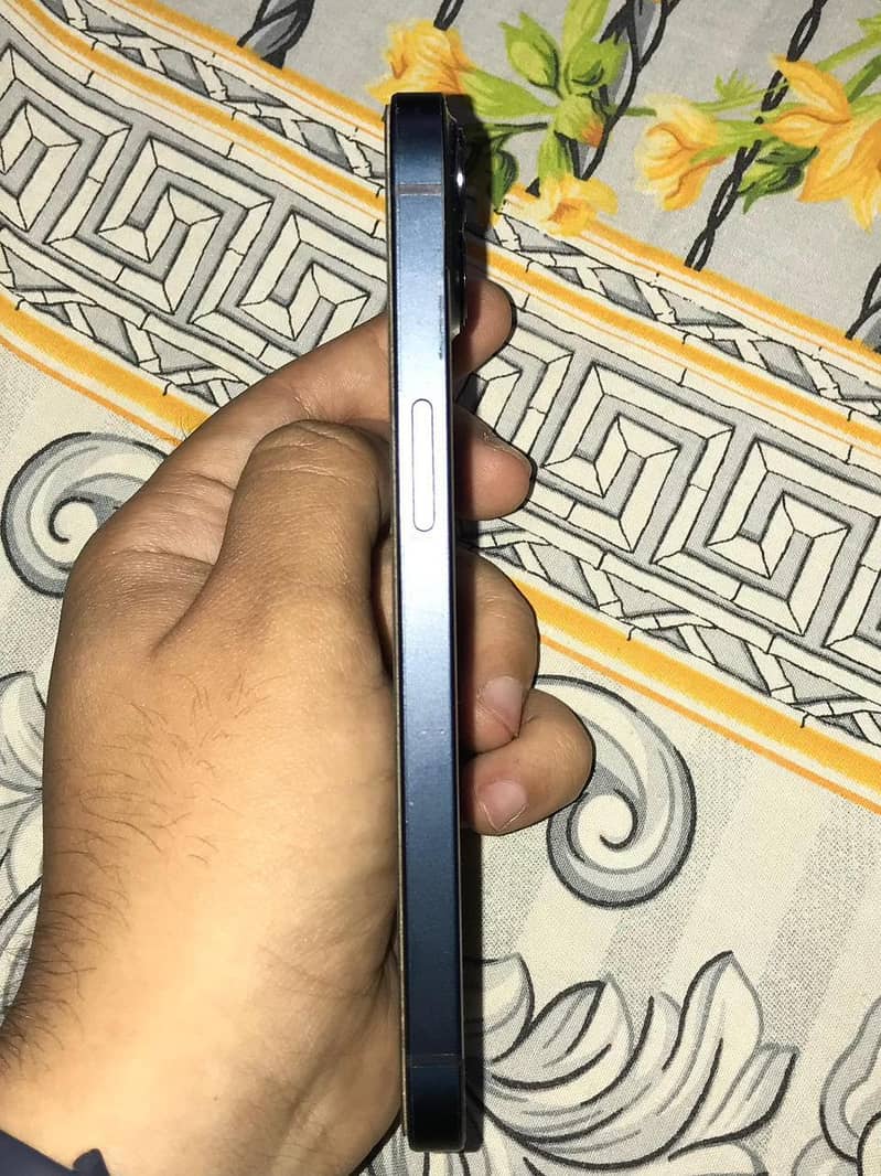 IPhone 13 4