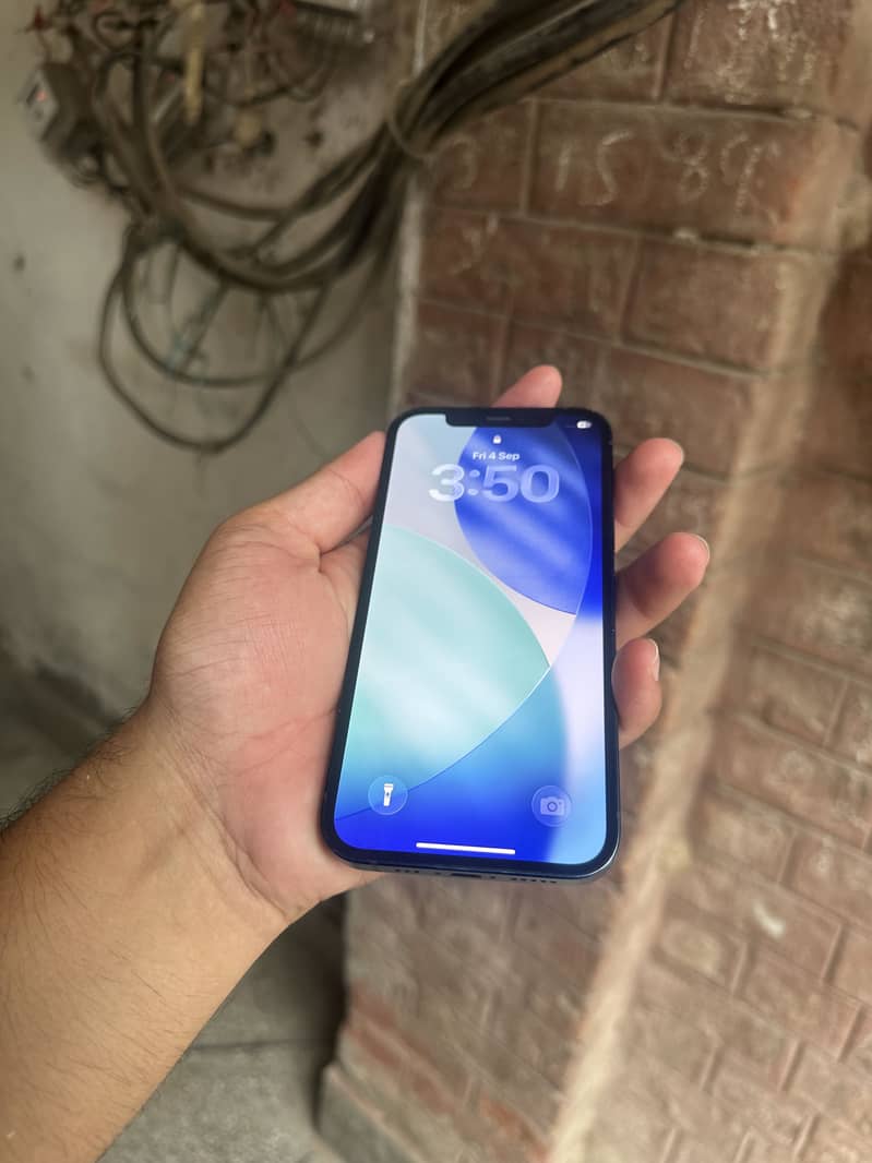 Apple iPhone 12 4