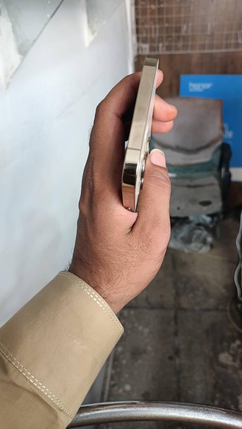 iPhone 12 pro max 4