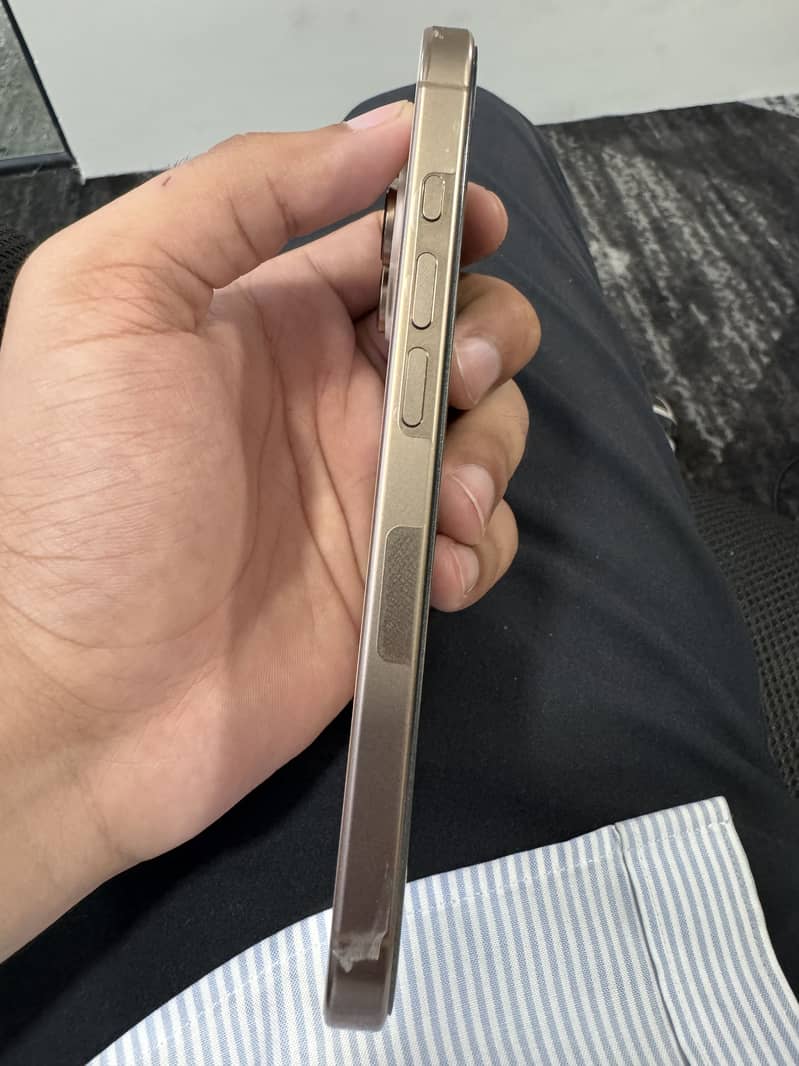 Apple iPhone 16 Pro 4