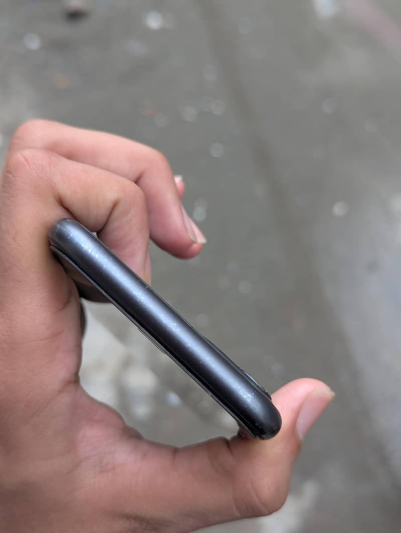 Apple iPhone 11 4