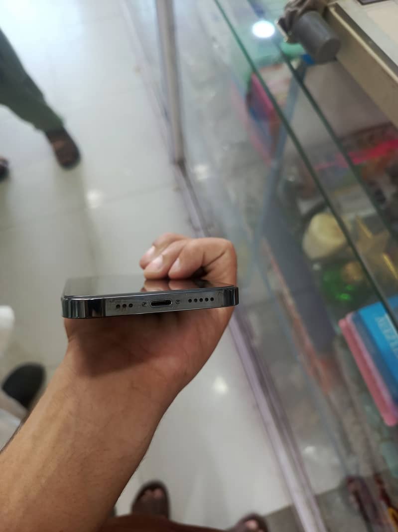Apple iPhone 12 4