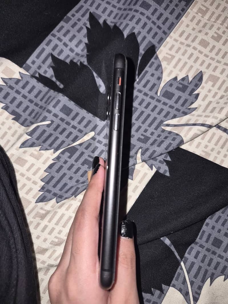 Apple iPhone 11 3