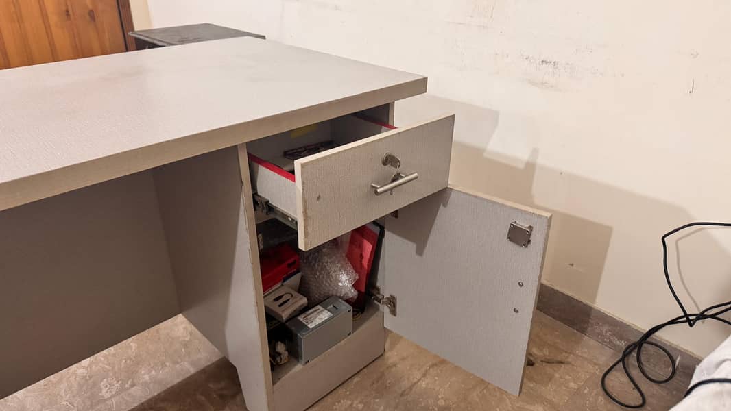 White Office/Study/Computer Table Slightly used 1