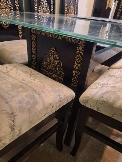 Dining Table with 8 Chairs – Excellent Condition
