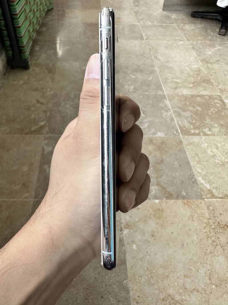 Apple iPhone X 4
