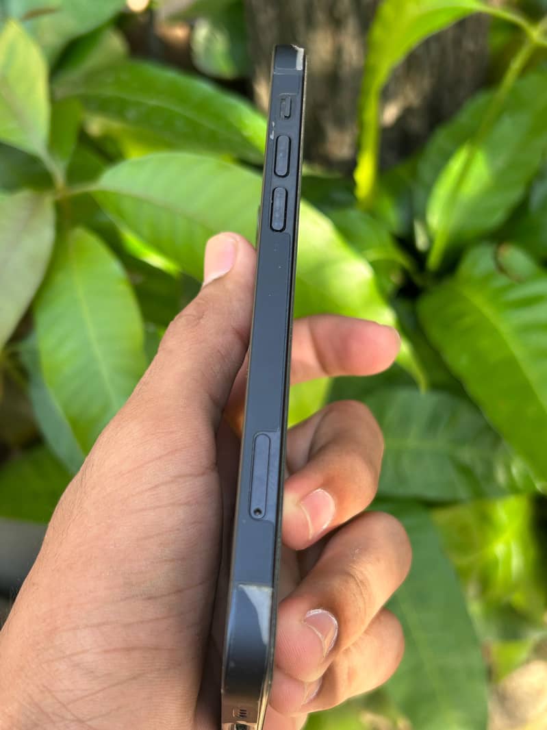 Apple iPhone 12 4