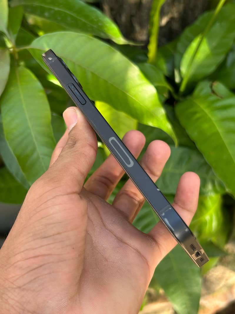 Apple iPhone 12 6