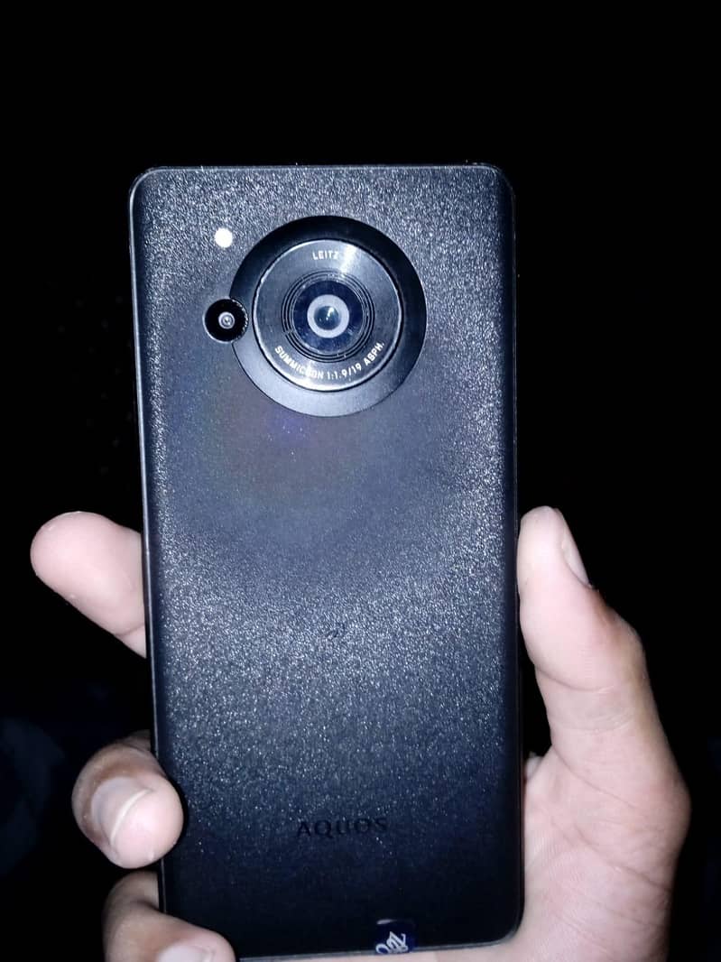 Sharp Aquos R7 1