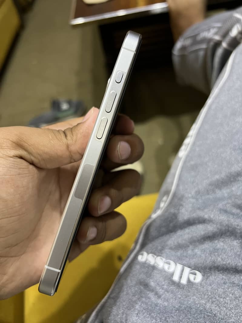 Apple iPhone 15 Pro 3