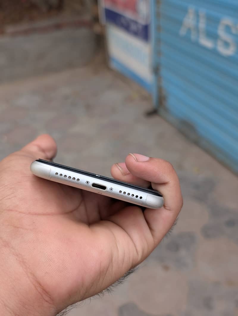 Apple iPhone 11 4
