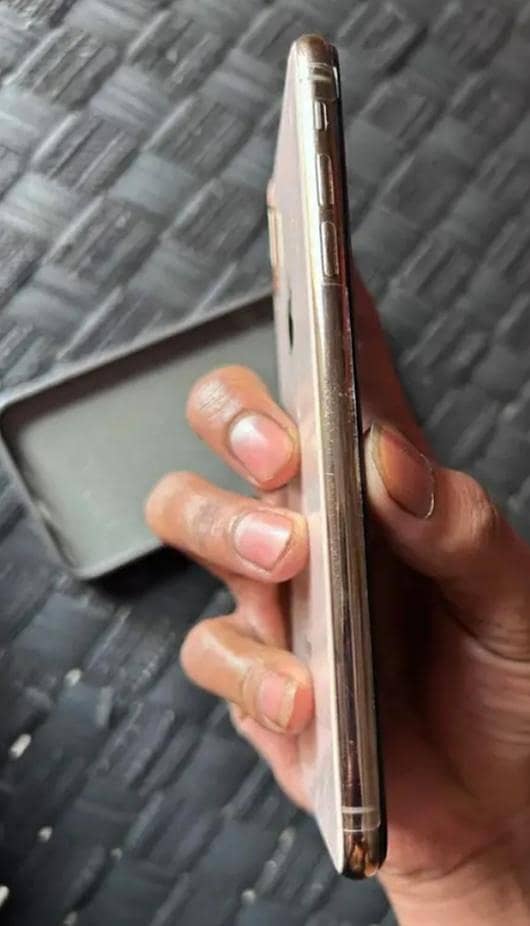 Apple iPhone X 4
